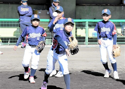 キャッチボール 速く、正確に プロ野球選手会が小学生大会 福井 湊が優勝、全国へ