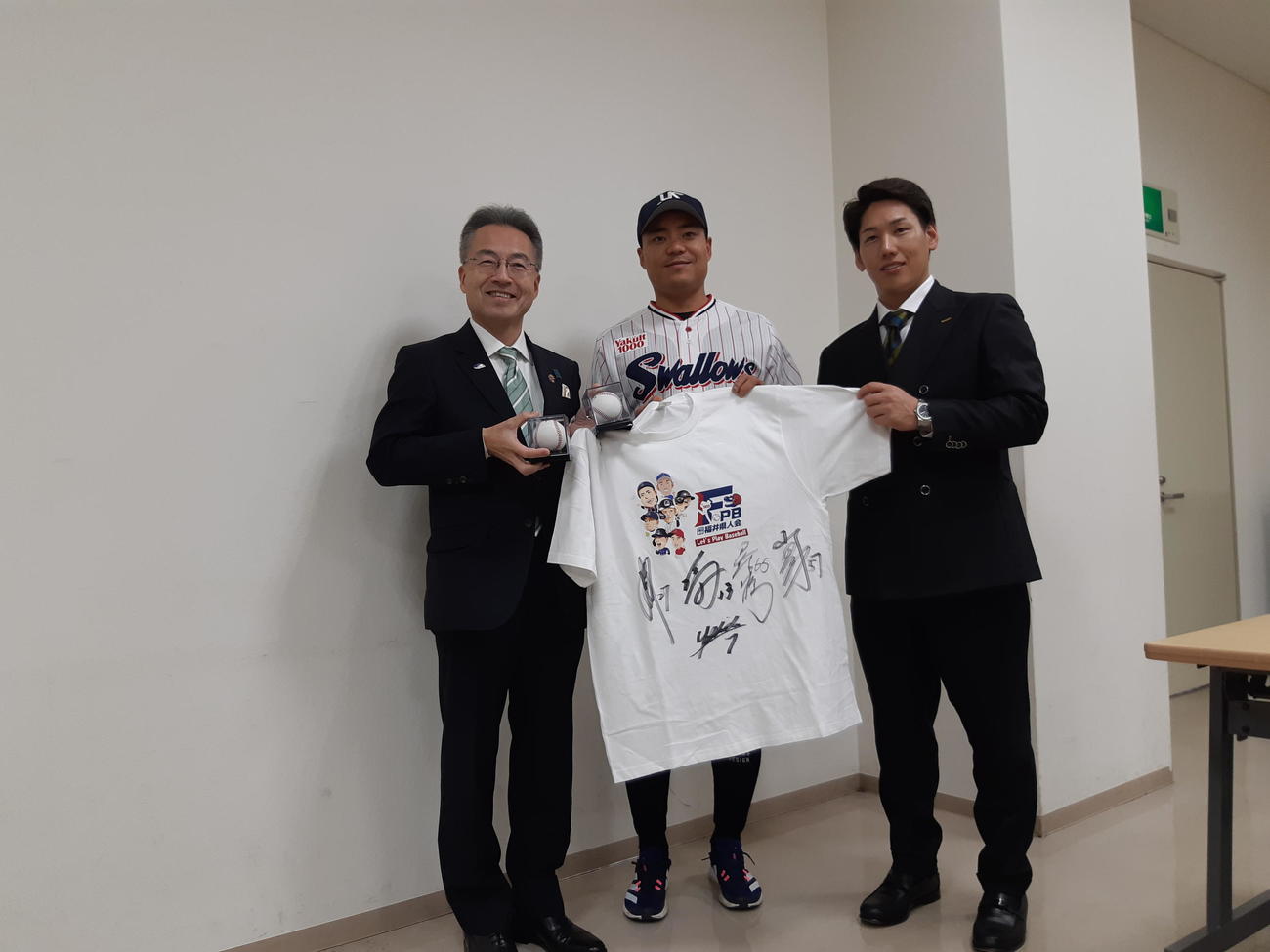 【写真】プロ野球福井県人会発足で、杉本知事・中村悠平選手・吉田正尚選手が記念撮影